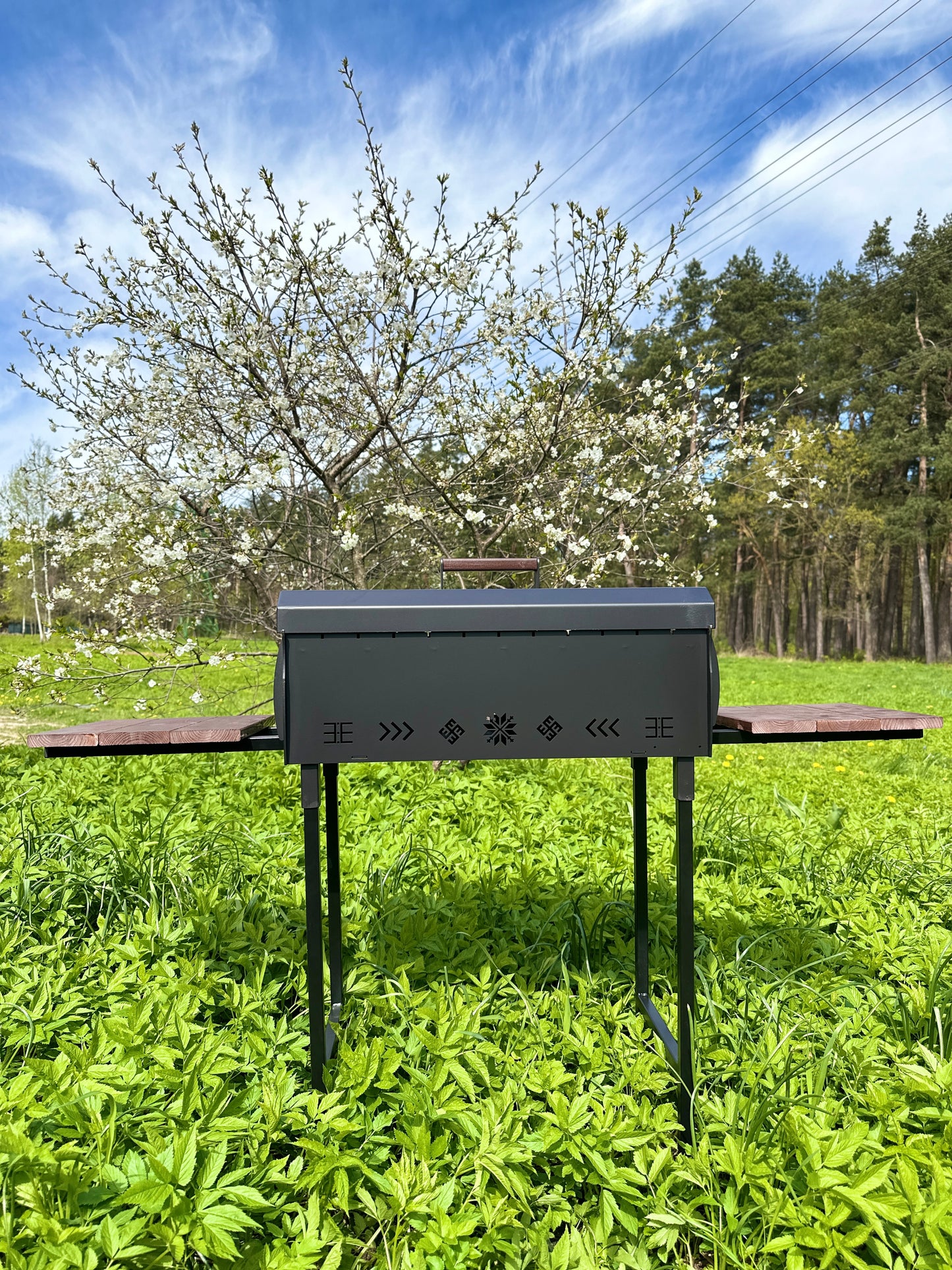 Klasikinis grilis 60x30cm su latvių raštų šoninėmis trinkelėmis
