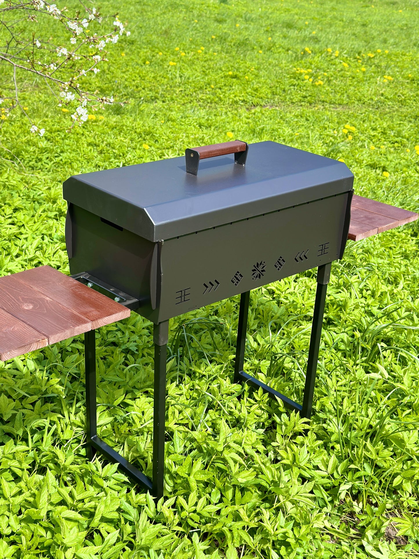 Klasikinis grilis 60x30cm su latvių raštų šoninėmis trinkelėmis