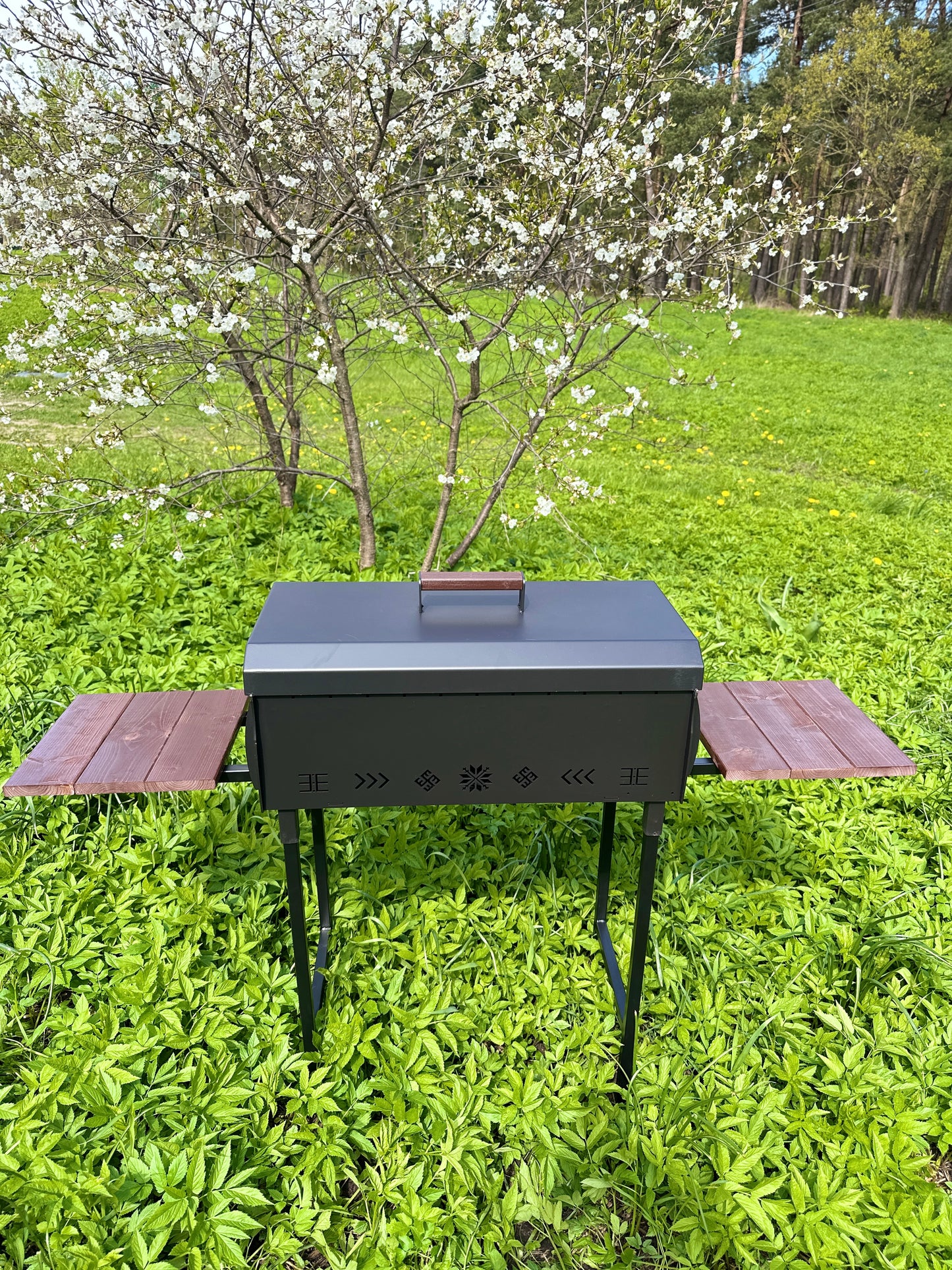 Klasikinis grilis 60x30cm su latvių raštų šoninėmis trinkelėmis