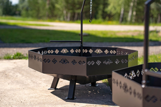 Ugunskura vieta ar grozāmu un noņemamu katla turētāju 90cm